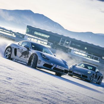 Porsche 718 Cayman S Winter Experience in the Driving Center