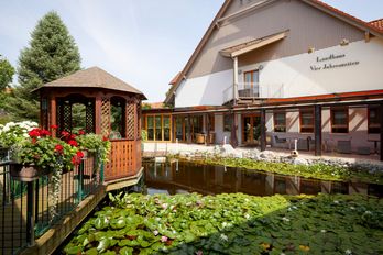 Seerosen vor dem Landhaus Vier Jahreszeiten