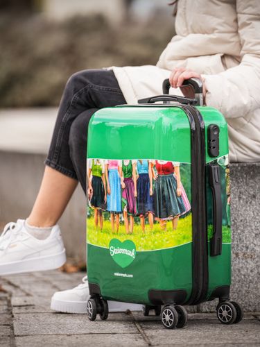 Frau mit Steiermark-Trolley