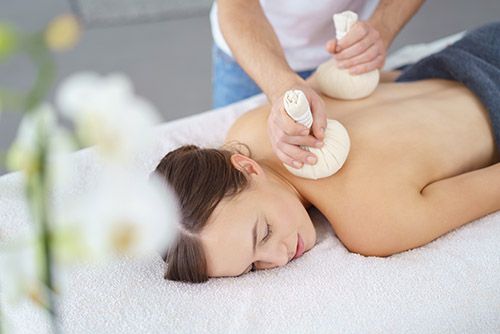 Kräuterstempelmassage